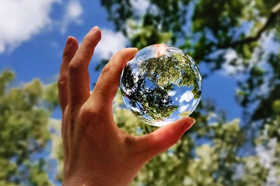 hand holding 3d glass 