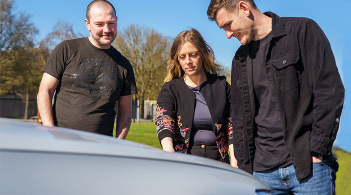 people discussing car