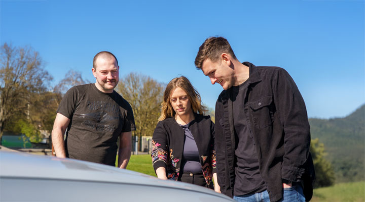 people discussing car