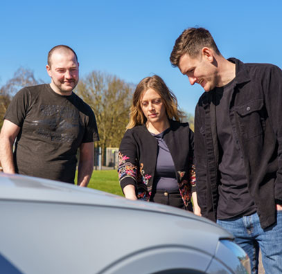 people discussing car